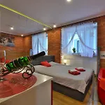 Jacuzzi Apartment Red
