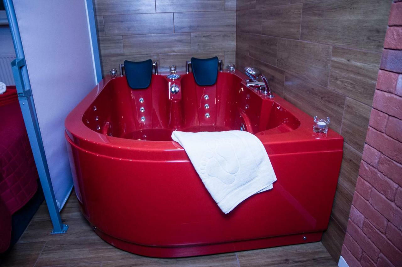 Apartment Jacuzzi Red